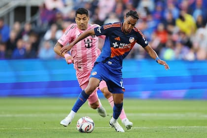Kenji Mboma Dem maniobra con la pelota ante Luis Suárez: Cincinnati e Inter Miami protagonizan un show de goles