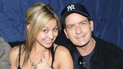 Kenly vivió un apasionado romance con Sheen en 2011, justo cuando él descubrió que era portador del virus de inmunodeficiencia adquirida