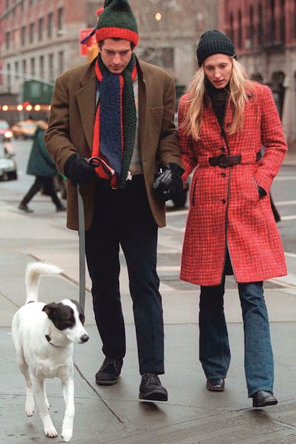 El primer día de 1997, John y Carolyn –abrigadísimos– caminan con su perro por Nueva York