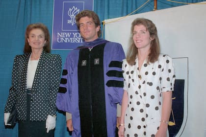Flanqueado por su madre y su hermana el día de su graduación en la facultad de Derecho de Nueva York (1989)