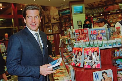 Era febrero de 1999 y, en la inauguración de la tienda Hudson News, posa en el kiosco de revistas junto a George, su creación