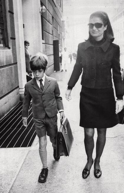 Escoltado por su madre, Jackie Kennedy, John John llega al Collegiate School for Boys, en Nueva York.
