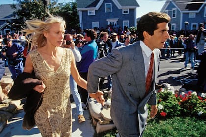 El 10 de octubre de 1993, John Junior y su novia, la actriz Daryk Hannah, llegan a la boda de su primo Edward Kennedy en Rhode Island, seguidos por un enjambre de fotógrafos