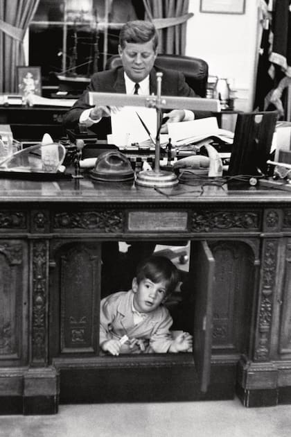 El 25 de mayo de 1962, John Kennedy Junior inspecciona el despacho de su padre en la White House.