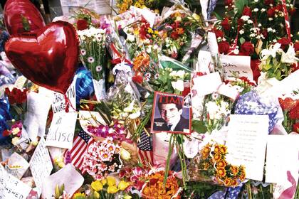 Tras el terrible accidente, la gente depositó tarjetas, velas, flores, dibujos y banderas a modo de homenaje en la puerta del edificio en el que vivía la pareja