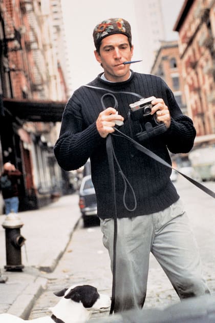 Con look informal y su cámara de fotos en la mano, pasea sus perros por el Tribeca en octubre de 1996