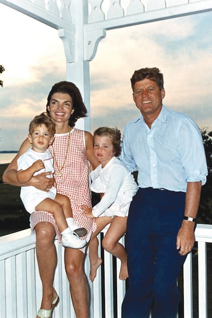 Postal de los tiempos felices: el presidente JFK, la primera dama, Jacqueline Kennedy y sus hijos, Caroline y John Jr. en Hyannis Port, Massachussets, el 4 de agosto de 1962