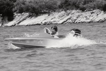 En el verano de 1970, cuando tenía sólo 10 años, ya disfrutaba del vértigo y la velocidad: durante las vacaciones familiares en Scorpios, Ari Onassis, el segundo marido Jackie, le permitía conducir una de sus lanchas