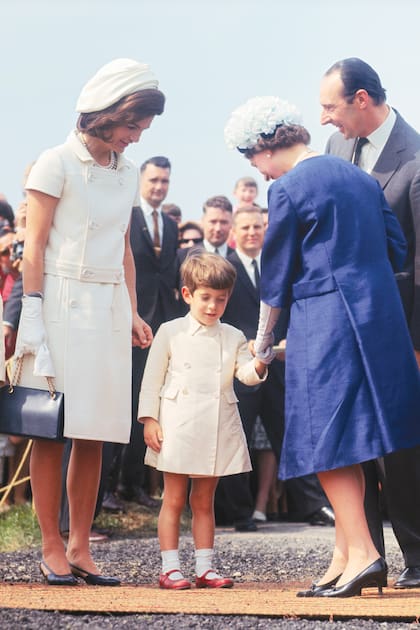 En mayo de 1965 viajó con su mamá y su hermana a Surrey, Inglaterra, para presenciar la inauguración de un monumento a su padre. En el momento del acto, el pequeño se inclina tímidamente ante la reina Isabel I