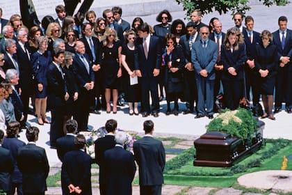 Uno de los días más tristes de su vida, el 23 de mayo de 1994, cuando enterró a su madre, Jacqueline Bouvier Kennedy Onassis, en el cementerio de Arlington. A su lado, Caroline, su hermana