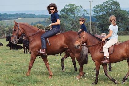 Jackie, Caroline y John Junior montando a caballo en Irlanda, en junio de 1967