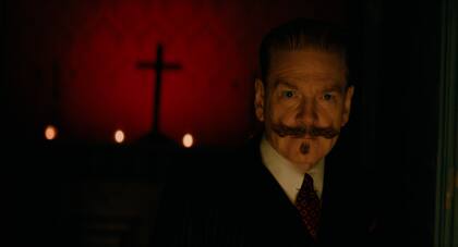 Kenneth Branagh como Hercule Poirot en Cacería en Venecia, film que también dirigió y que llega este jueves a las salas locales