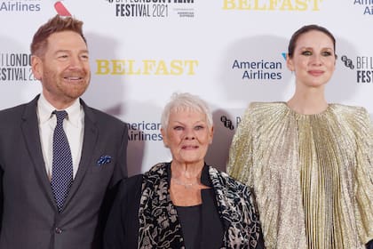 Kenneth Branagh, Dame Judi Dench y Caitriona Balfe en la premiere de Belfast