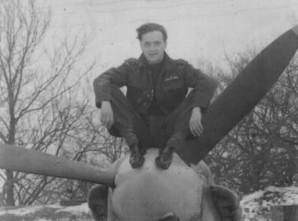 Kenneth Charney en su Spitfire durante su primer tour de combate en 1941 junto al escuadrón 91 (llamado Nigeria) de la RAF. (Archivo Claudio Meunier).