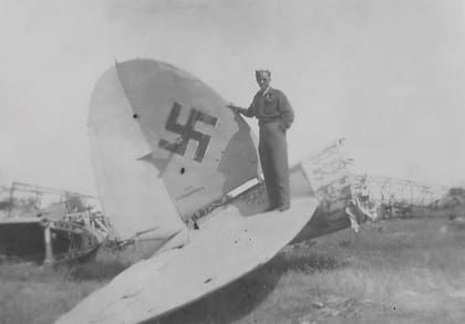 Kenneth Charney junto a los restos de un bombardero Heinkel 111 abatido durante la contienda en el Mediterráneo. (Archivo Claudio Meunier).