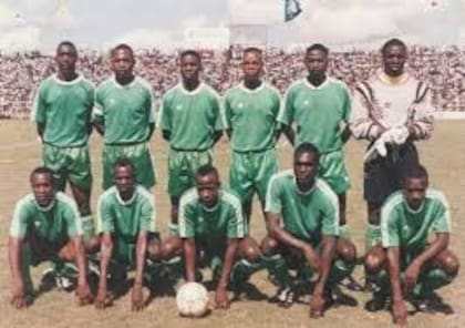 Kenneth Kaunda ("KK") gobernó Zambia de 1964 a 1991. Después de que el país adoptara una política multipartidista, el equipo fue apodado Chipolopolo: en español, las "Balas de cobre"
