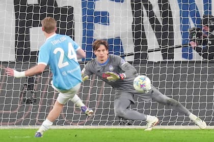 Kenneth Taylor convierte el penal que le dará a Lazio la clasificación a la final
