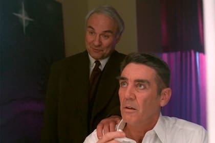 Kenneth Welsh y R. Lee Ermey en una escena de Los expedientes secretos X