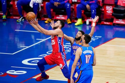 Kenrich Williams y Aleksej Pokusevski, de Oklahoma City Thunder, son superados por Ben Simmons, de Philadelphia; el presente de la organización que pasa a integrar Gabriel Deck no es alentador.