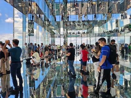 Kenzo Digital diseñó Air, donde todo parece sostenerse sin estructura.