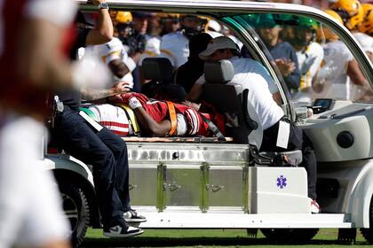 Keontez Lewis es retirado en camilla