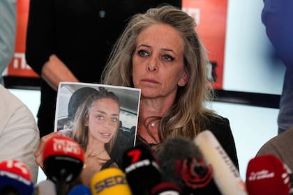 Keren Schem, madre de Mia Schem, una joven israelí que fue secuestrada por milicianos de Hamas y llevada a la Franja de Gaza, en conferencia de prensa en Tel Aviv el 7 de octubre de 2023. (Foto AP/Ohad Zwigenberg)