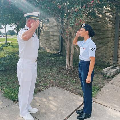 Kerra Buerger publicó una fotografía del día de su nombramiento en la Fuerza Aérea junto su padre, quien también es parte