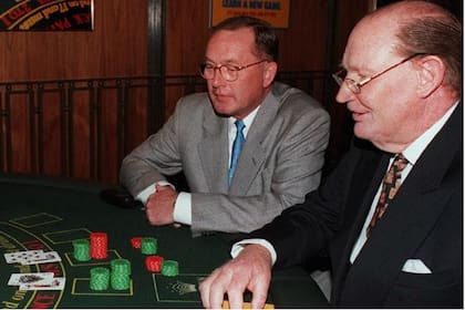 Kerry Packer jugando Black Jack, su debilidad, junto con otro Lloyd Williams, otro millonario apasionado por los Pura Sangre