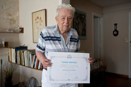 Kertesz con su diploma otorgado por el Senado de la Nación, donde destacaron su labor por la paz y la memoria