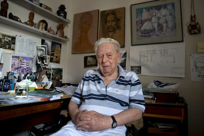 Kertesz rodeado de los cuadros que él pintó en su departamento en el barrio de Belgrano, Ciudad de Buenos Aires