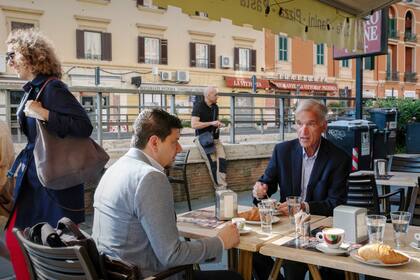 Kertzer con Roberto Benedetti, su colaborador italiano, antes de dirigirse a los archivos vaticanos