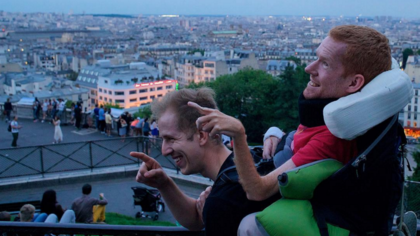 Kevan bromea con uno de sus amigos en París