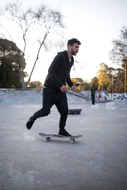 Kevin (30). Es de: Parque Centenario. ¿Qué es lo que más te gusta de practicar skate? “Cada uno hace lo que quiere y no hay reglas: eso es divertido”. 