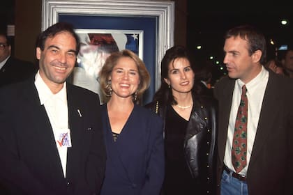 Costner junto a su esposa y Oliver Stone, en el estreno de JFK