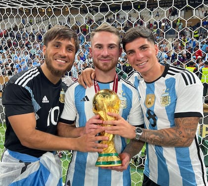 Kevin, Alexis y Francis Mac Allister con la Copa del Mundo