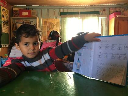 Kevin, alumnos de 1º, repasa las sumas y restas con sus compañeros