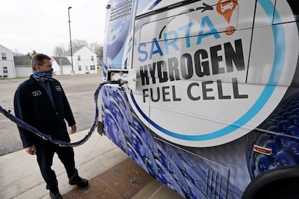 Kevin Baker rebabastece un micro que funciona a base de tecnología de pilas de combustible de hidrógeno en Canton, Ohio, el 16 de marzo del 2021. (AP Photo/Tony Dejak)