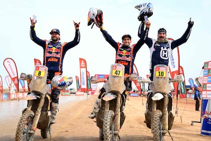 Kevin Benavides, flanqueado por Toby Price y Skyler Howes, celebra la victoria en 2023; el salteño ganó en 2021 con Honda y dos años después con KTM