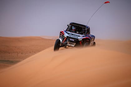 Kevin Benavides maniobra en el desierto: compartió el triunfo con su hermano