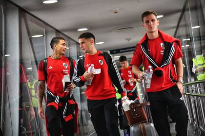Kevin Castaño, junto con Fabricio Bustos y Giuliano Galoppo, antes de llegar a Venezuela, para el desafío de River en la Copa Sudamericana