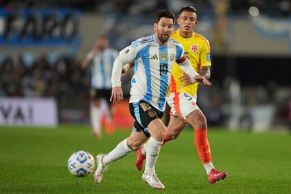 Kevin Castaño marca a Lionel Messi; el volante de River estará presente en el Mundial 2026 corren detrás de la pelota durante un partido por las eliminatorias sudamericanas para el Mundial 2026 en el estadio Monumental de Buenos Aires, Argentina, martes 10 junio, 2025. (AP Foto/Natacha Pisarenko)