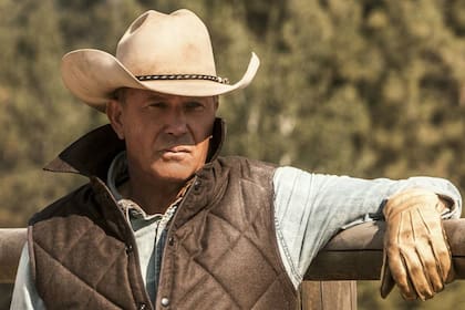 Kevin Costner como el patriarca John Dutton en la serie Yellowstone, con la que Horizon tiene muchos puntos de o