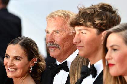 Kevin Costner con sus hijos Annie, Hayes y Lily, poco antes de ingresar a ver el estreno de Horizon: an american saga
