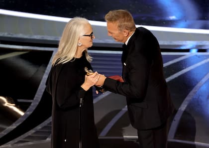 Kevin Costner saluda a Jane Campion después de entregarle el Oscar a la mejor directora por El poder del perro