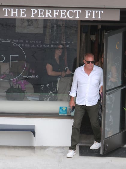 Kevin Costner se mostró mucho más delgado por las calles de Montecito. El actor fue visto saliendo de un local de arreglo de ropa con un pantalón de vestir, una camisa blanca y zapatillas