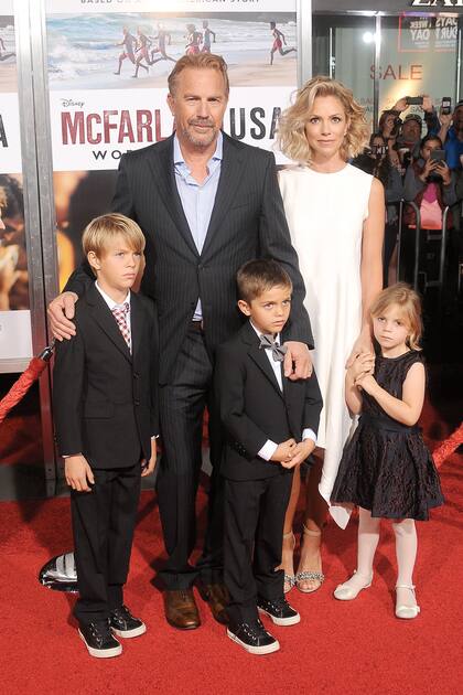 Kevin Costner y Christine Baumgartner junto a sus hijos Grace Avery, Hayes Logan y Cayden Wyatt en un evento en febrero de 2015