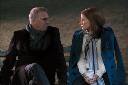 Kevin Costner y Jessica Chastain en Apuesta maestra, el debut como director del también guionista Aaron Sorkin