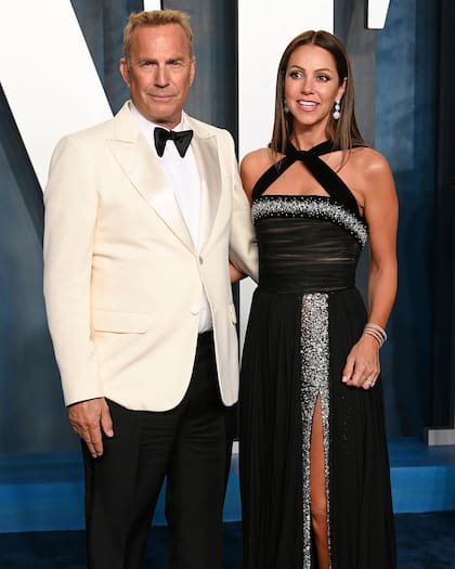 Kevin Costner y su esposa Christine Baumgartner, en un momento complejo: divorcio y crueles rumores
