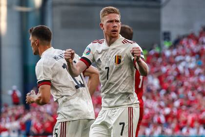 Kevin De Bruyne reacciona tras el gol anotado por Thorgan Hazard en la victoria 2-1 ante Dinamarca en la Euro 2020, el jueves 17 de junio de 2021, en Copenhague.  De Bruyne aún siente los efectos del choque que tuvo con Antonio Rudiger en la Liga de Campeones el mes pasado. (Wolfgang Rattay, Pool vía AP)