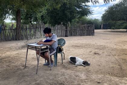 Kevin Díaz tiene 19 años y vive en la comunidad La Puntana, en Salta. Todas las tardes, saca el escritorio a la sombra para hacer la tarea. Su sueño es ir a la ciudad para poder estudiar Letras